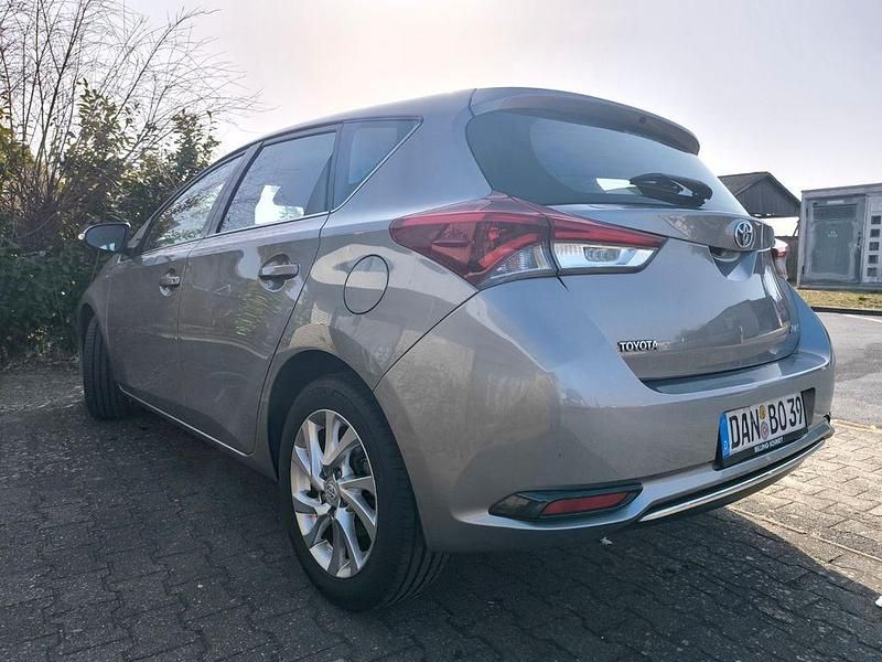 Gebraucht Toyota Auris Comfort 116 PS (85 kW) 2016 Silber Limousine