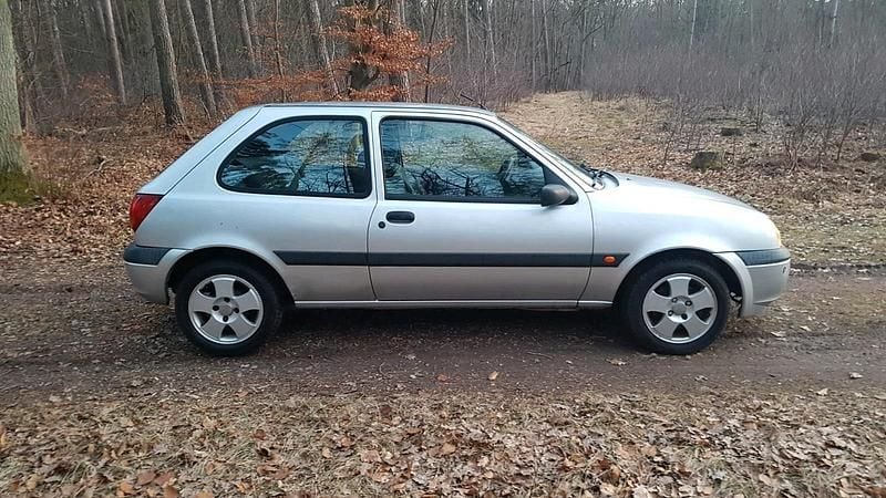 Gebraucht Ford Fiesta 59 PS (43 kW) 2002 Silber Kleinwagen