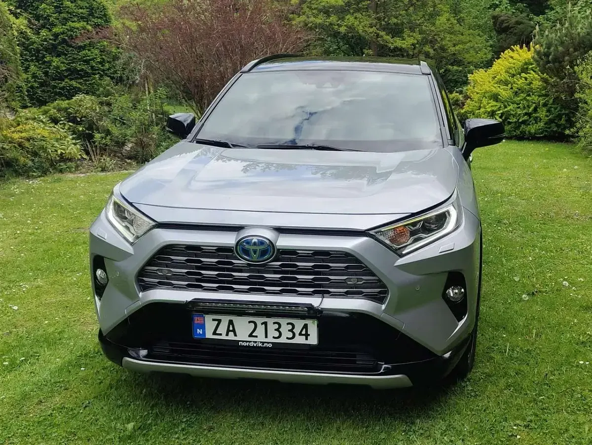 Gebraucht Toyota RAV4 Hybrid 185 PS (136 kW) 2020 Silber SUV