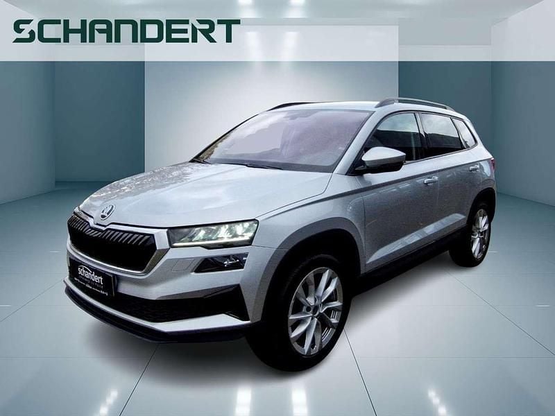 Brilliantsilber metallic Gebraucht 2023 Skoda Karoq Style SUV | 27.440 € (Guter Preis) - Bild 1/4