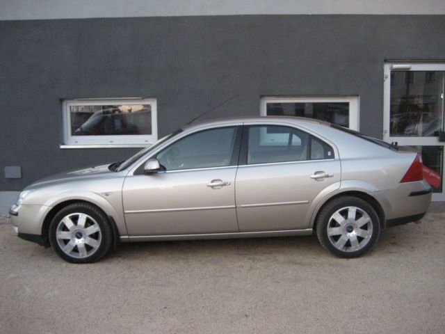 Gebraucht Ford Mondeo Ghia 146 PS (107 kW) 2004 Andere farbe metallic Limousine