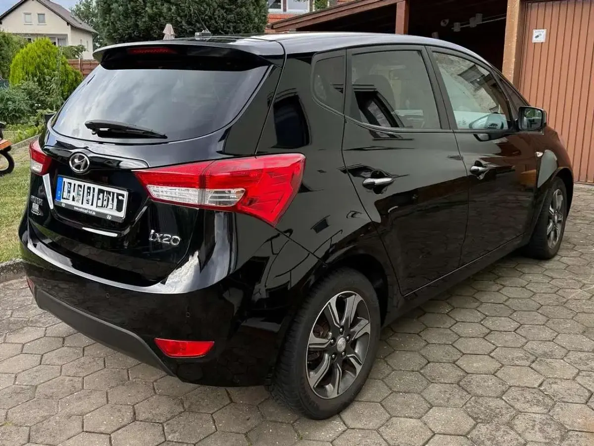 Gebraucht Hyundai i20 Space 90 PS (66 kW) 2018 Schwarz Limousine
