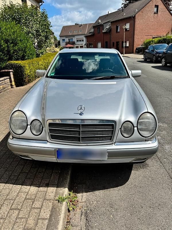 Silber Gebraucht 1999 Mercedes E240 Limousine | 1.500 € - Bild 1/4