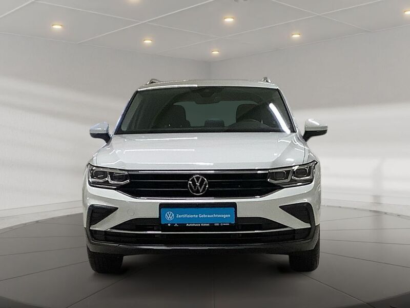 Pure white Gebraucht 2024 VW Tiguan Move SUV | 34.990 € (Etwas zu teuer) - Bild 1/3