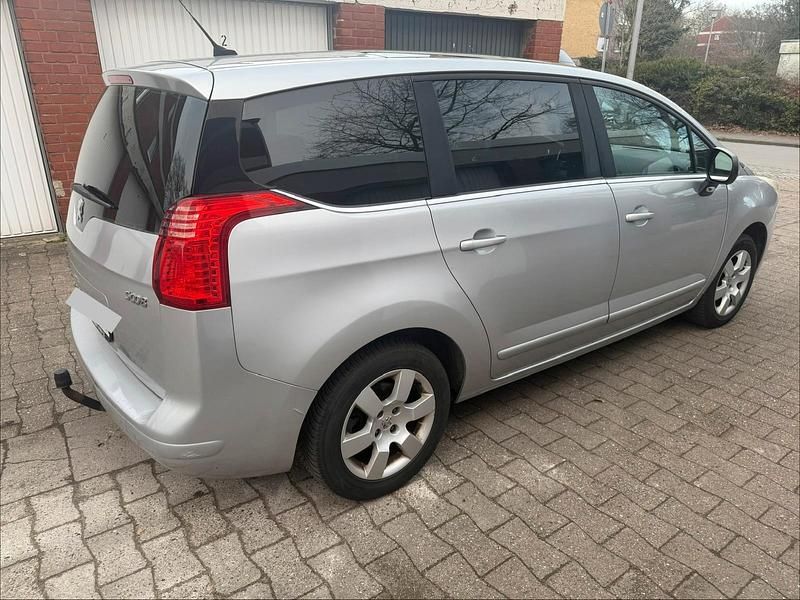 Gebraucht Peugeot 5008 Premium 156 PS (114 kW) 2011 Silber Van / Kleinbus