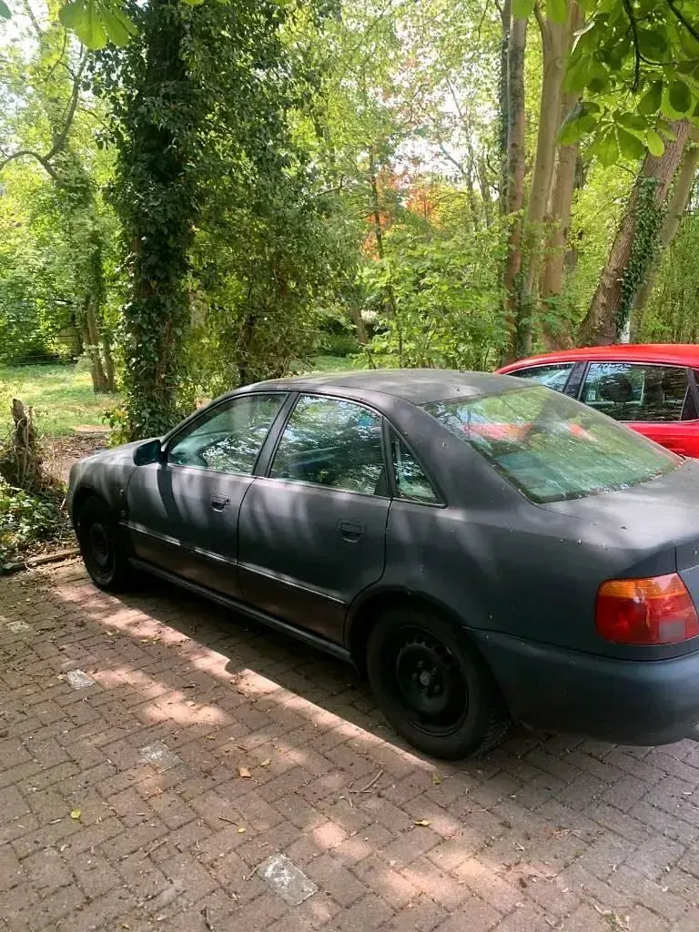 Używany Audi A4 101 KM (74 kW) 1995 Czarny Sedan/Limuzyna