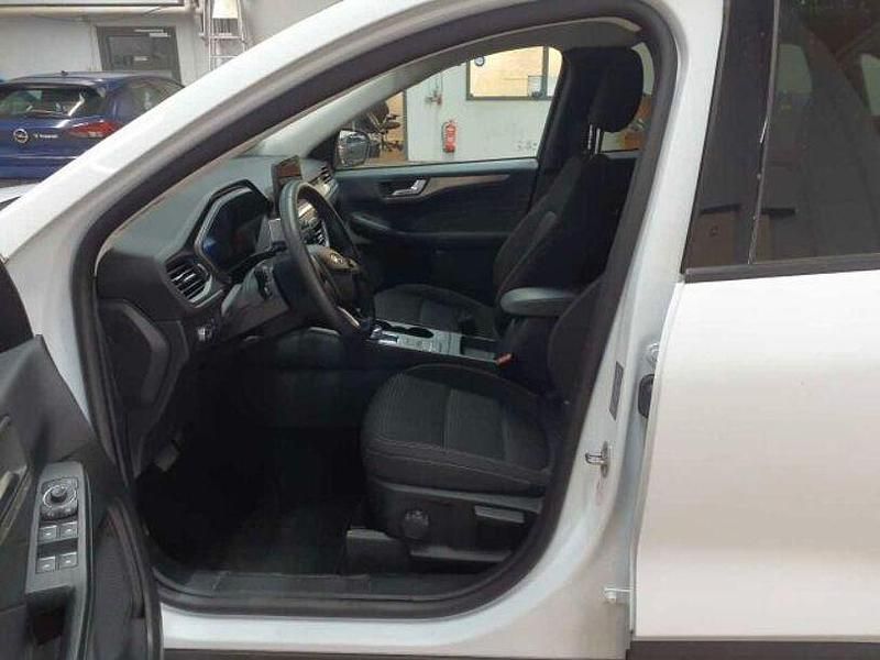 Gebraucht Ford Kuga Titanium 120 PS (88 kW) 2023 Frozen white SUV