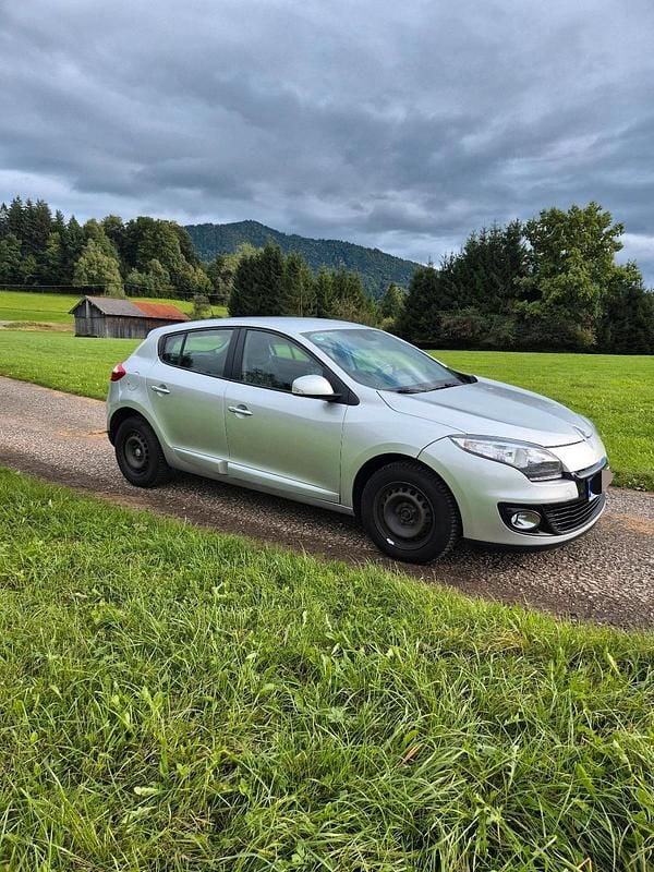 Silber Gebraucht 2014 Renault Mégane III Limousine | 4.450 € (Guter Preis) - Bild 1/4