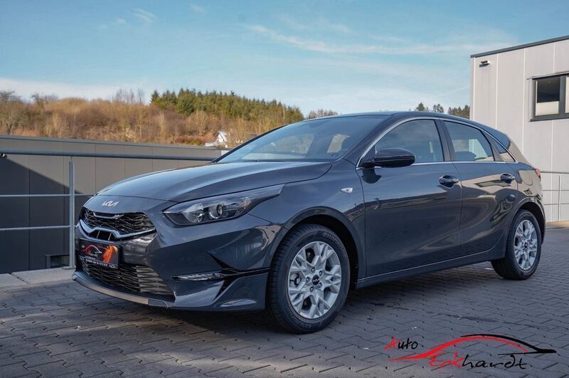 Grau Gebraucht 2024 Kia Ceed Vision Limousine | 23.490 € (Fairer Preis) - Bild 1/4