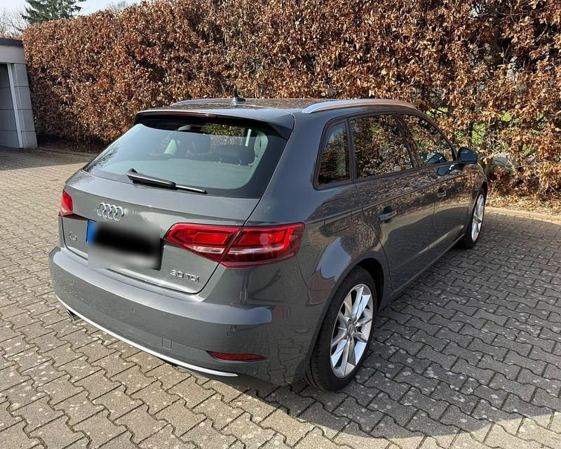 Gebraucht Audi A3 116 PS (85 kW) 2019 Grau Limousine