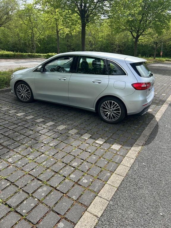 Silber Gebraucht 2022 Mercedes B180 Van / Kleinbus | 21.900 € (Superpreis) - Bild 1/4