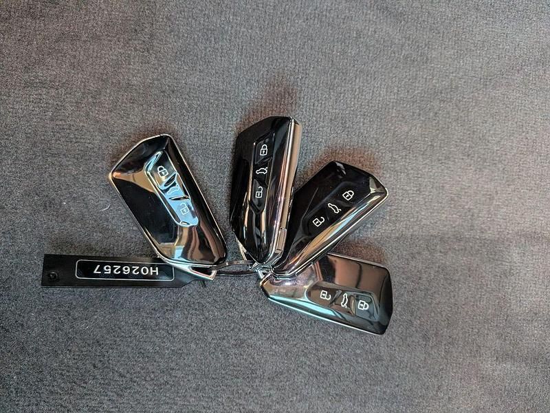 Neu VW Multivan 150 PS (110 kW) 2026 Grau Van