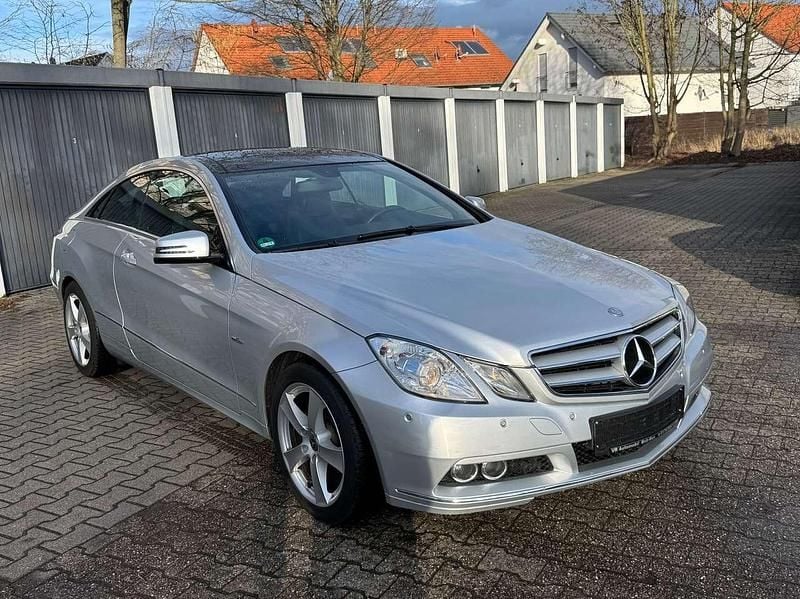 Gebraucht Mercedes E200 184 PS (135 kW) 2011 Iridiumsilber  metalliclack Coupé