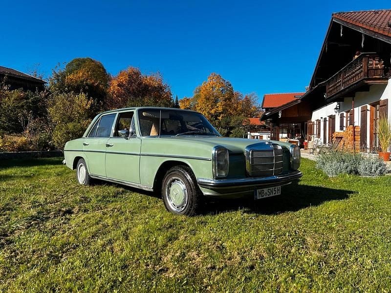 Grün Gebraucht 1973 Mercedes W114 Limousine | 8.500 € - Bild 1/4