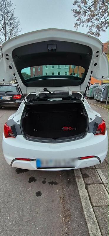 Gebraucht Opel Astra 131 PS (96 kW) 2013 Weiß Limousine