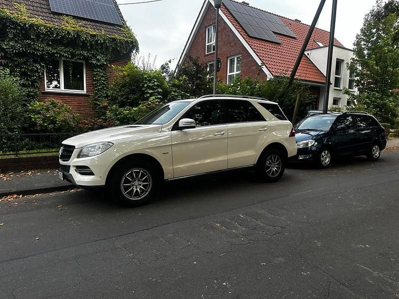 Weiß Gebraucht 2012 Mercedes ML250 SUV | 12.200 € (Fairer Preis) - Bild 1/4