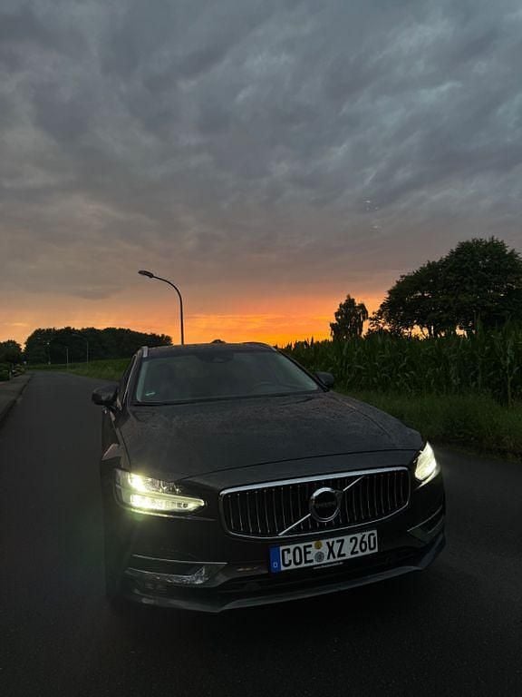 Grün Gebraucht 2018 Volvo V90 Inscription Kombi | 15.500 € (Fairer Preis) - Bild 1/4