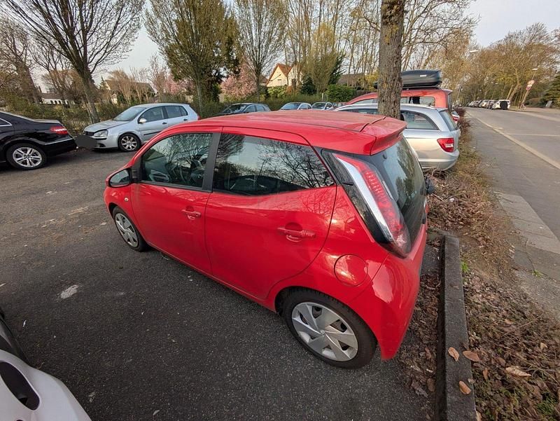 Gebraucht Toyota Aygo 69 PS (50 kW) 2014 Rot Kleinwagen