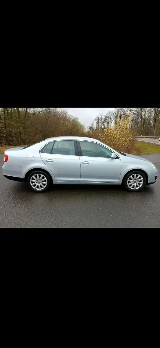 Używany VW Jetta 101 KM (74 kW) 2005 Srebrny Sedan/Limuzyna