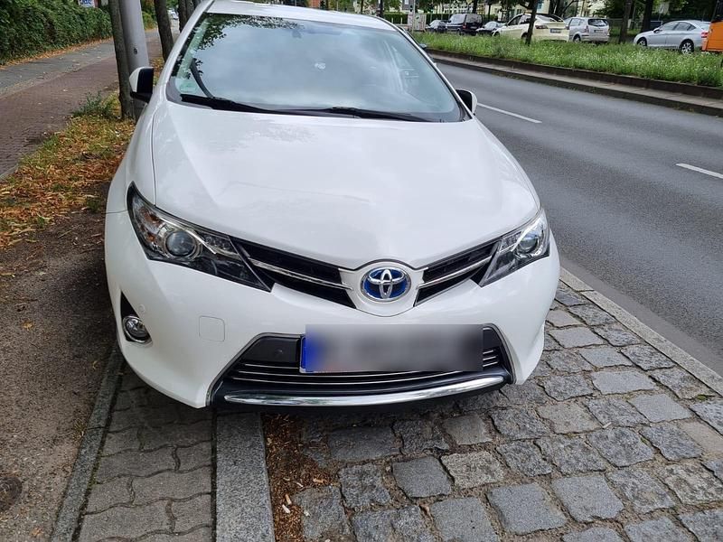 Weiß Gebraucht 2014 Toyota Auris Hybrid Kombi | 14.500 € (Etwas zu teuer) - Bild 1/4