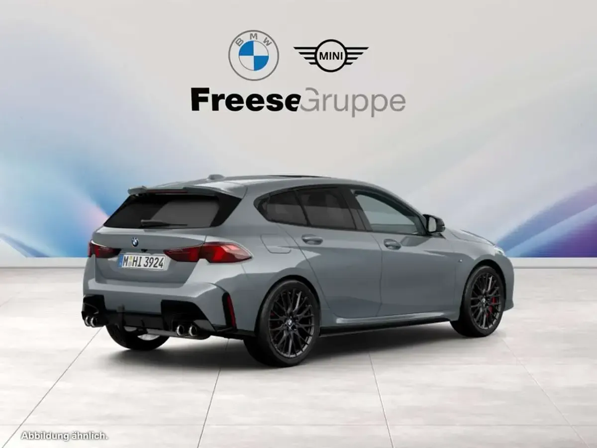 Ny BMW M135 Performance 300 HK (220 kW) 2026 Sølv Hatchback