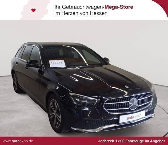 Obsidianschwarz metallic Gebraucht 2022 Mercedes E220 Kombi | 26.390 € (Guter Preis) - Bild 1/4