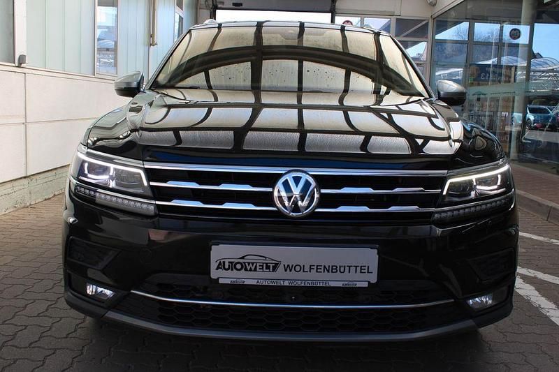 Schwarz Gebraucht 2018 VW Tiguan Allspace Highline SUV | 27.990 € (Etwas zu teuer) - Bild 1/4