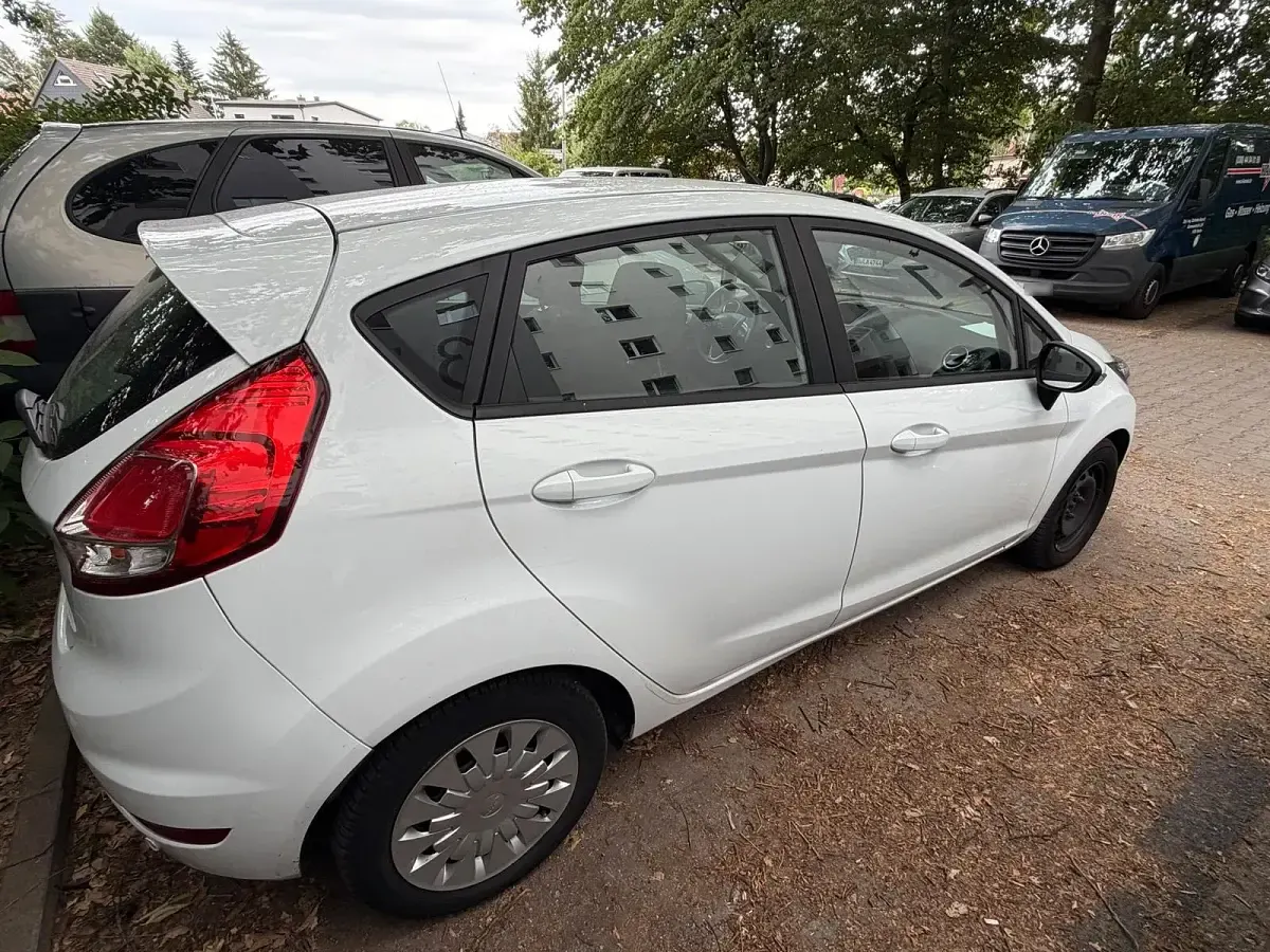 Gebraucht Ford Fiesta 95 PS (69 kW) 2015 Weiß Kleinwagen