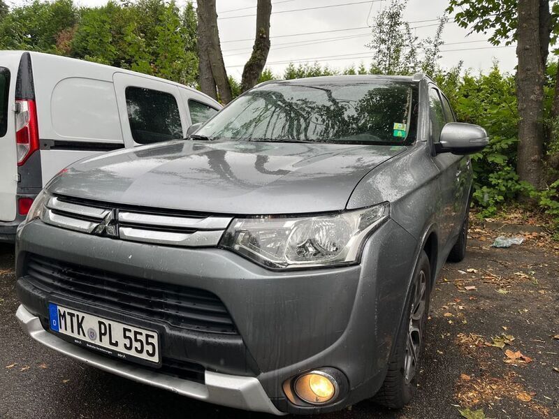 Grau Gebraucht 2015 Mitsubishi Outlander Plus SUV | 8.999 € (Superpreis) - Bild 1/4