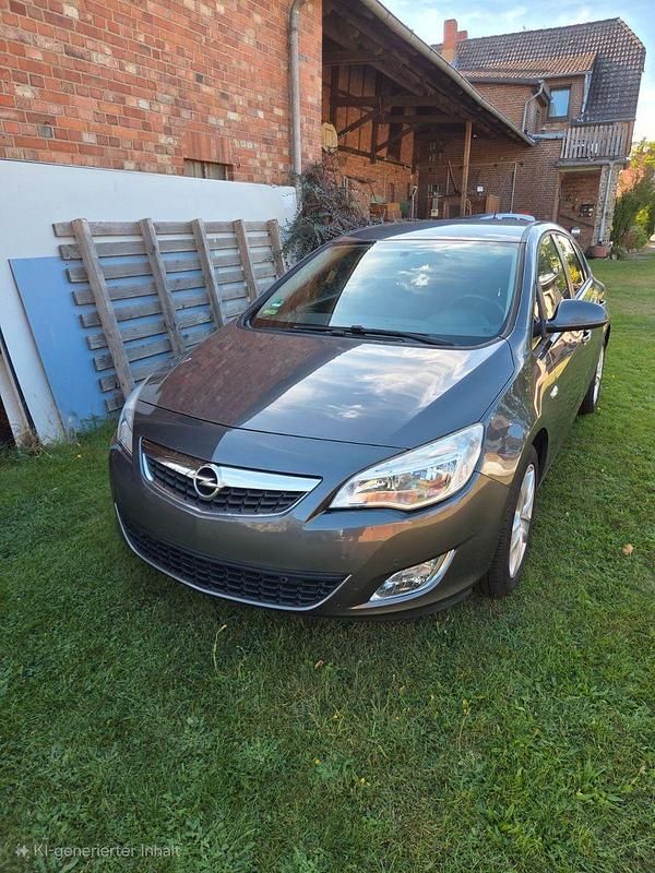 Grau Gebraucht 2011 Opel Astra Edition Limousine | 4.500 € (Fairer Preis) - Bild 1/4