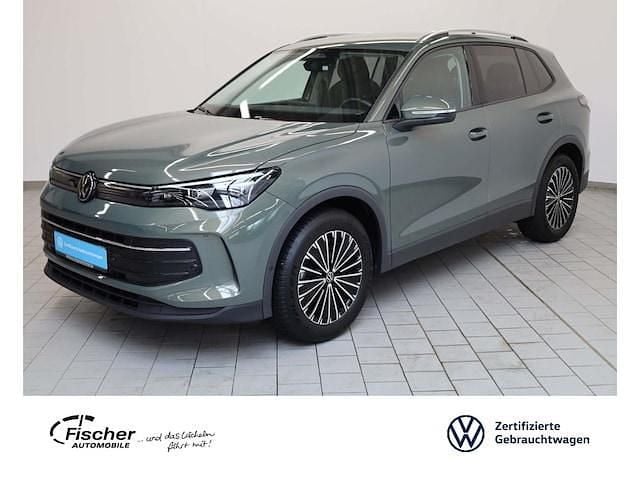 Gruen Gebraucht 2024 VW Tiguan Life SUV | 31.940 € (Fairer Preis) - Bild 1/3