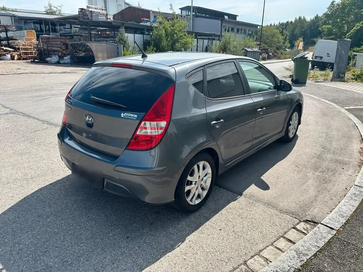 Gebraucht Hyundai i30 109 PS (80 kW) 2011 Grau Limousine