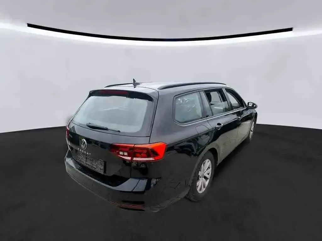 Gebraucht VW Passat Basis 150 PS (110 kW) 2022 Schwarz Kombi