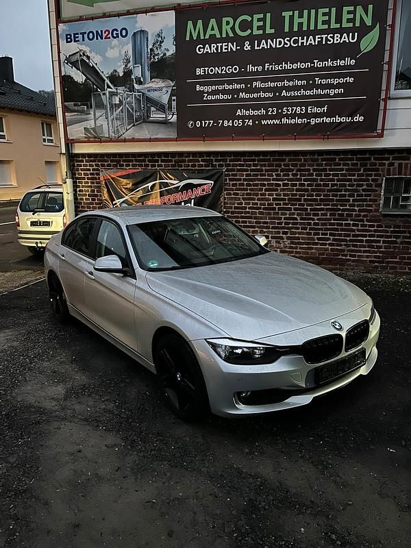 Grau Gebraucht 2014 BMW 318 Limousine | 8.399 € (Fairer Preis) - Bild 1/4