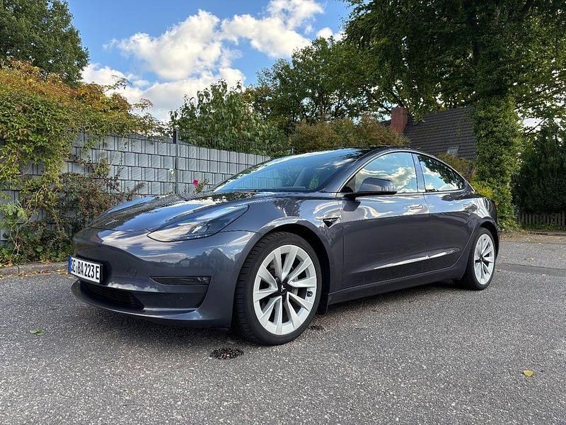 Silber Gebraucht 2021 Tesla Model 3 Limousine | 29.750 € (Fairer Preis) - Bild 1/4