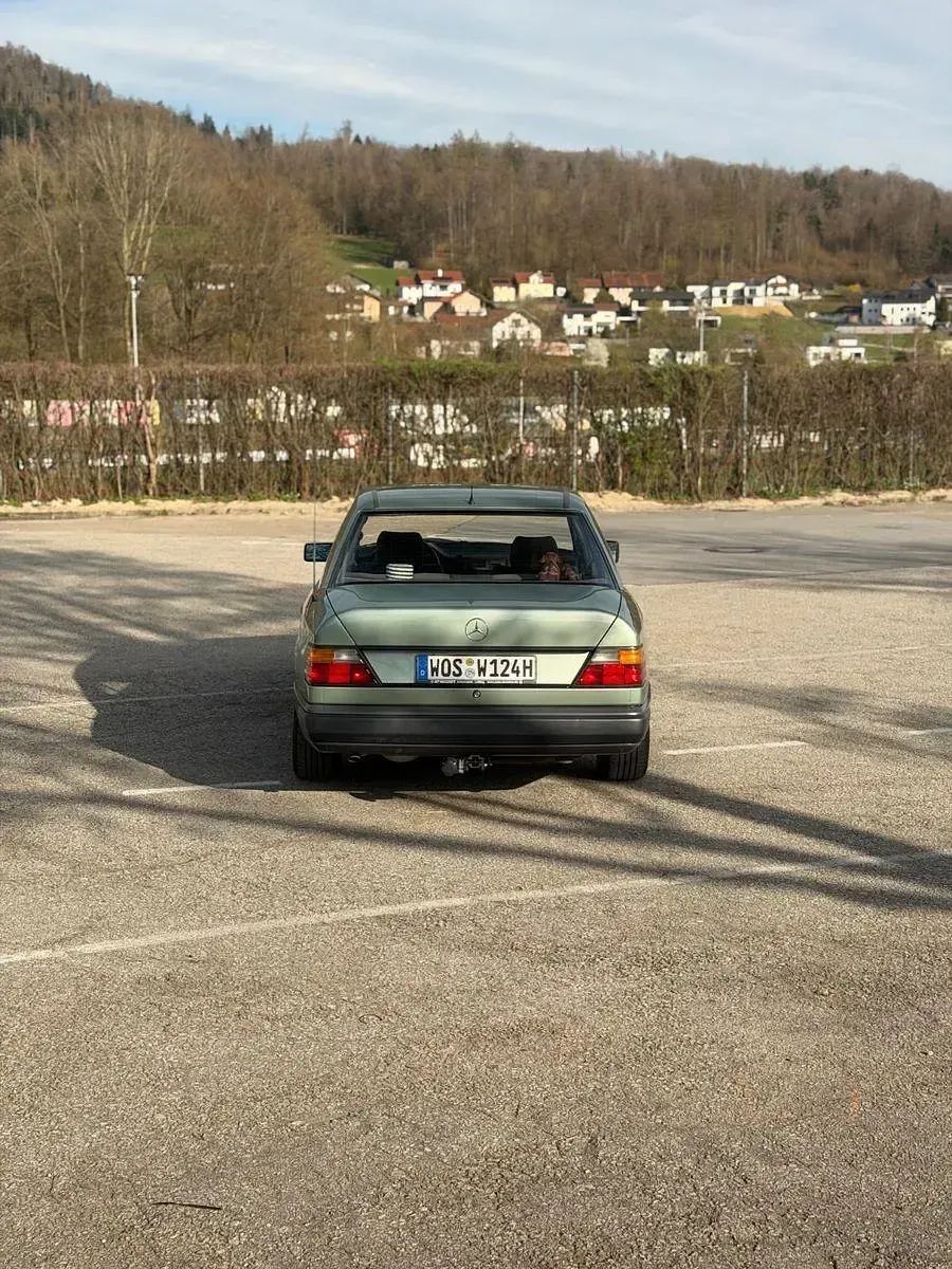 Second-hand Mercedes E200 118 CP (86 kW) 1989 Verde Berlinǎ