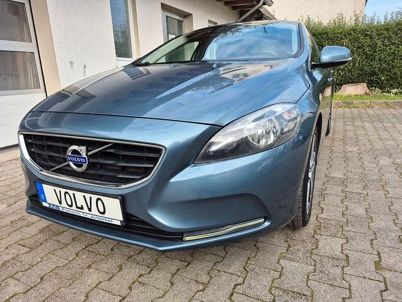 Gebraucht Volvo V40 Momentum 114 PS (83 kW) 2014 Blau Limousine