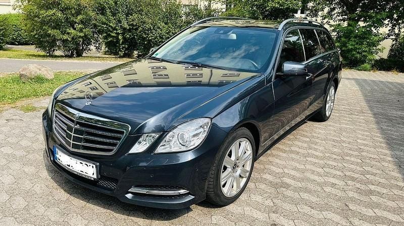 Grau Gebraucht 2012 Mercedes E300 Avantgarde Limousine | 8.700 € (Fairer Preis) - Bild 1/4