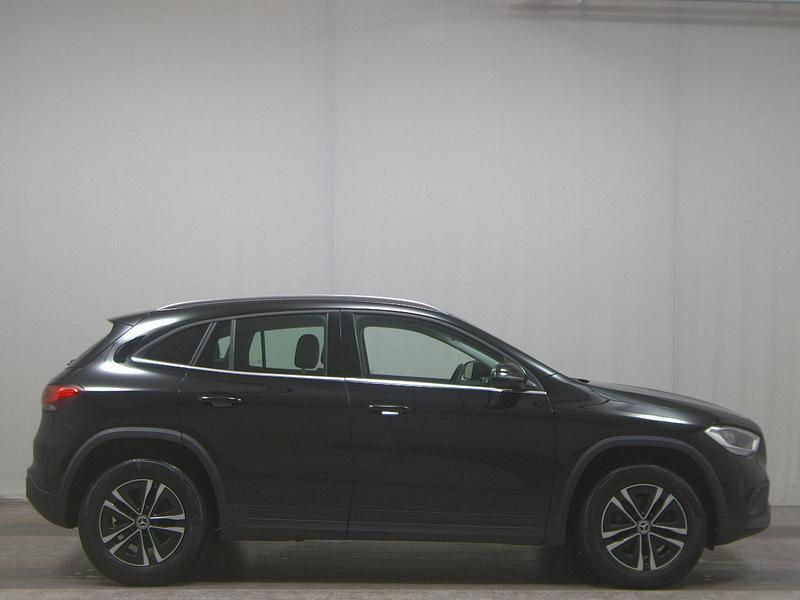Schwarz Gebraucht 2023 Mercedes GLA200 Style SUV | 25.480 € (Superpreis) - Bild 1/4