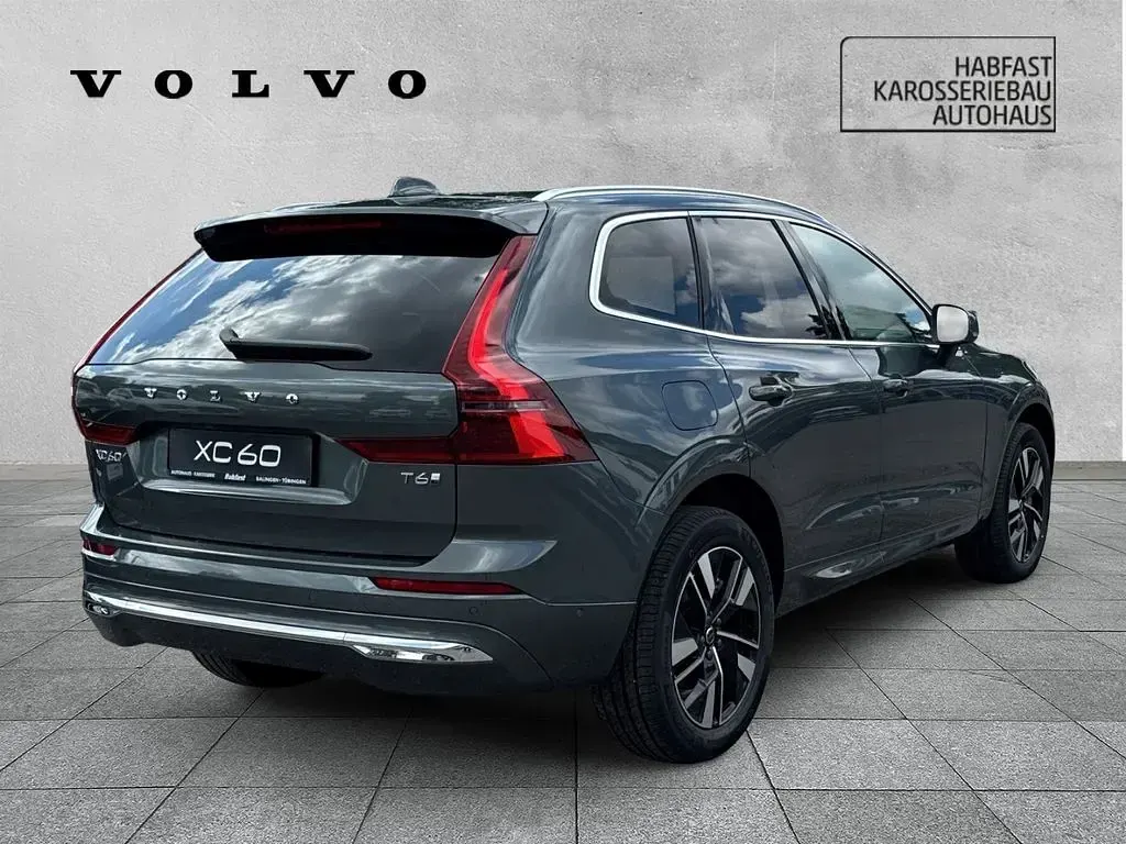 Neu Volvo XC60 Plus 253 PS (186 kW) 2026 Forest lake / metallic SUV