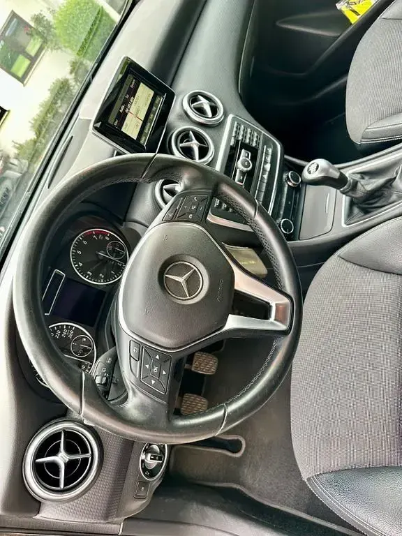 Gebraucht Mercedes A180 Style 122 PS (89 kW) 2014 Schwarz Kleinwagen