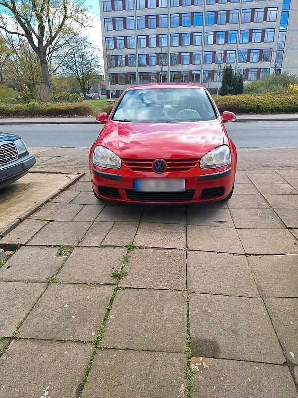 Second-hand VW Golf 75 CP (55 kW) 2005 Roșu Coupe