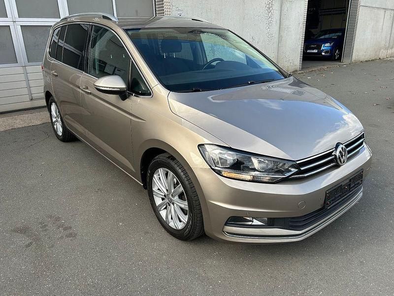 Gebraucht VW Touran Highline 150 PS (110 kW) 2016 Gold Van / Kleinbus