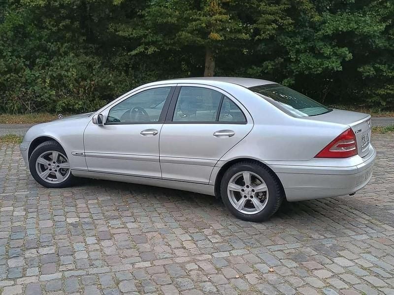 Silber Gebraucht 2004 Mercedes C200 Classic Limousine | 2.000 € (Guter Preis) - Bild 1/4