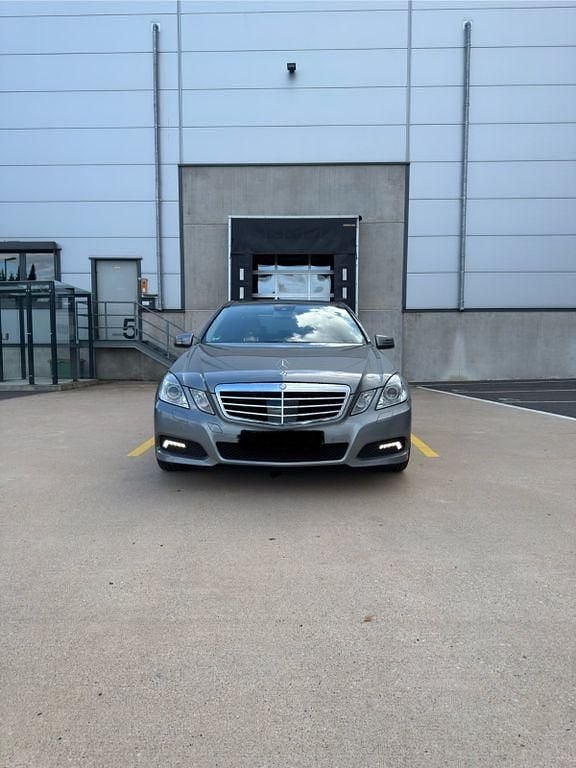Grau Gebraucht 2009 Mercedes E500 Avantgarde Limousine | 13.999 € (Superpreis) - Bild 1/4