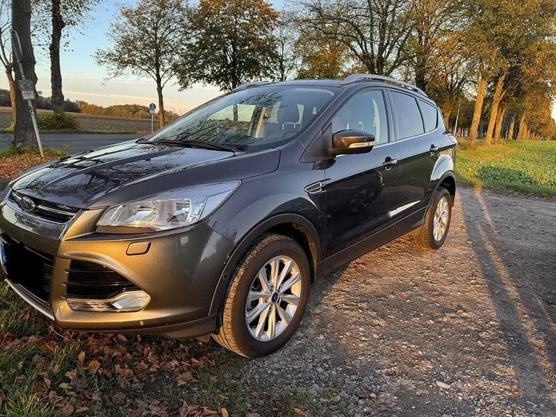 Silber Gebraucht 2016 Ford Kuga Titanium SUV | 9.499 € (Guter Preis) - Bild 1/4