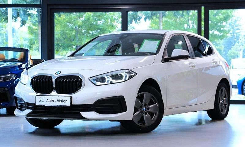 Weiß Gebraucht 2022 BMW 118 Advantage Kleinwagen | 20.190 € (Guter Preis) - Bild 1/3