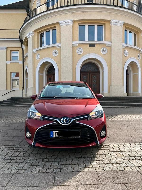 Rot Gebraucht 2015 Toyota Yaris Hybrid Kleinwagen | 10.000 € (Fairer Preis) - Bild 1/4