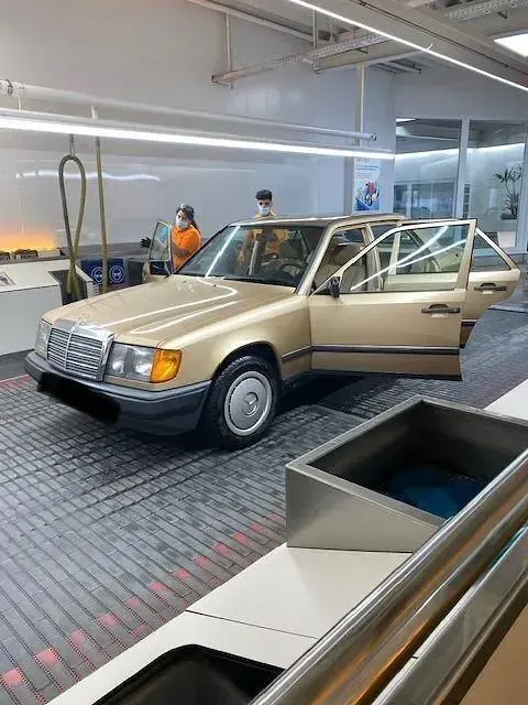 Gebraucht Mercedes E230 132 PS (97 kW) 1987 Gold Limousine