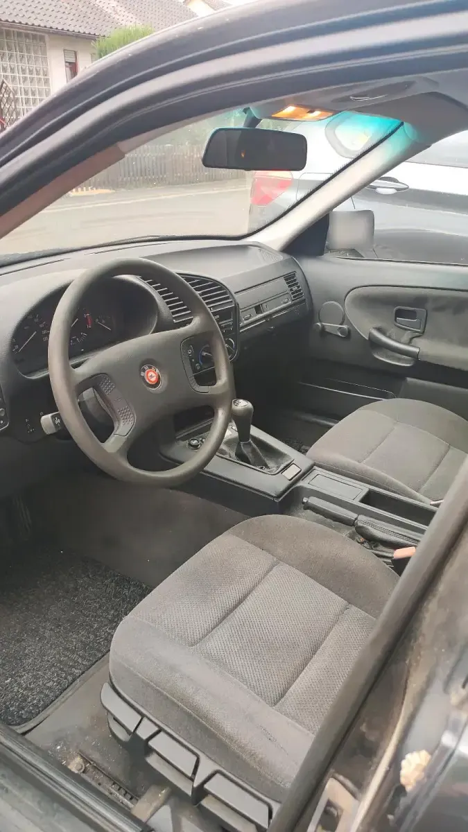 Gebraucht BMW 318 115 PS (84 kW) 1992 Limousine